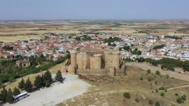 İspanya 'nın Cuenca ilinin Belmonte köyündeki tepenin üzerindeki ortaçağ şatosu. Ön görünüm