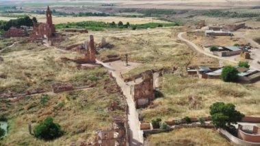 İspanya İç Savaşı sırasında yıkılan ve San Martin de Tours Kilisesi 'ni ön plana çıkaran Belchite, Zaragoza İspanya' nın kalıntılarının görüntüsü., 