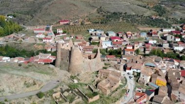 Jarque de Moncayo Şatosu, Gotik stil İspanya 'nın Zaragoza belediyesinde bulunur ve ciddi bir yıkım tehlikesi içindedir. Arkadan bak.