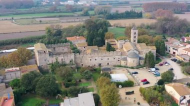 Vilajuiga, Girona İspanya 'daki Quermanco kalesinin hava fotoğrafı. 