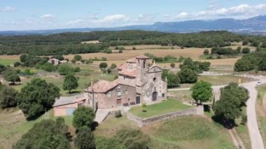 Prats de Llucanes 'deki Sant Sebastia Kilisesi. Orijinal bina 17. yüzyıldan kalma, seyir halindeki tek bir gemiden. Katalonya İspanya