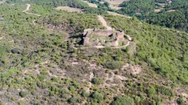 19. yüzyıldan itibaren Barselona 'nın Bages bölgesindeki Balsareny belediyesinin yıkıntıları altında kalan St. Maurice Kalesi Ulusal Kültürel Faiz ilan edildi..