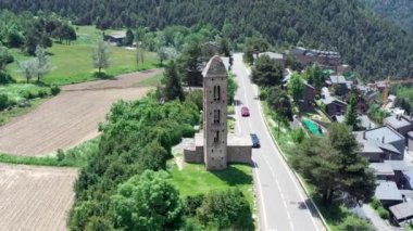 Ana mimari özellikleri çan kulesi olan Romen Kilisesi Sant Miquel d Engolasters, Andorra 'da UNESCO Dünya Mirası Bölgesi Cephesi girişi tipik bir verandaya sahip.
