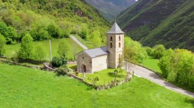 Coll, Katalonya, İspanya 'daki Santa Maria de la Asuncion Roma Kilisesi. Burası UNESCO Dünya Mirası Alanına ait dokuz kiliseden biri..