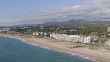 Şafakta Canet de Mar şehrinin havadan panoramik görüntüsü. İspanya, Barselona, El Maresme 'de bulunmaktadır.