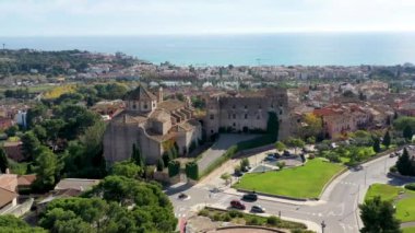 Altafulla, Katalonya 'daki Sant Marti Kilisesi ve Altafulla Kalesi manzarası