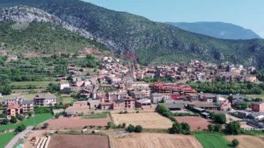 Lleida ili Alto Urgel bölgesinde bir İspanyol belediyesi olan Coll de Nargo 'nun panoramik hava görüntüsü.