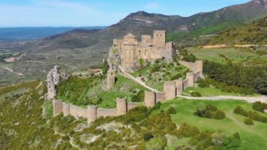 Loarre Şatosu, İspanya 'nın Aragon özerk bölgesinde bulunan bir Roma Kalesidir. İspanya 'daki en eski şatodur.