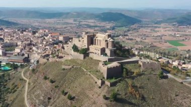 Cardona kalesi Katalonya 'da ünlü bir ortaçağ kalesidir. Şimdi ünlü bir devlet oteli ya da İspanyol parador..