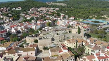 İspanya 'daki kayanın üzerindeki Ortaçağ Taş Kalesi. Calafell şehrinin ana simgesi.