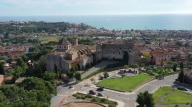 Altafulla, Katalonya 'daki Sant Marti Kilisesi ve Altafulla Kalesi manzarası