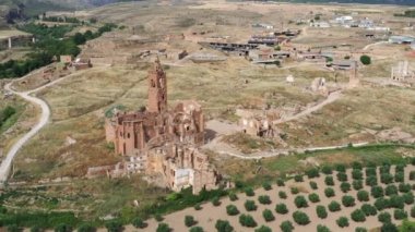 İspanya İç Savaşı sırasında yıkılan ve o zamandan beri terk edilen Belchite, Zaragoza İspanya 'nın eski bir kasabasının kalıntılarının görüntüsü, San Martin de Tours Kilisesi, Cephe manzarası
