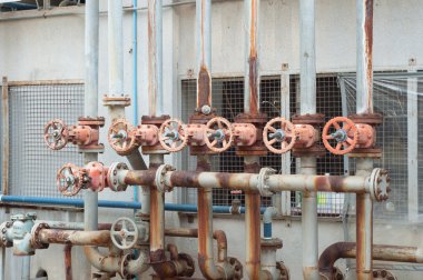 birçok su vanası ve tüpler