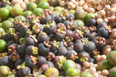 mangosteens ve portakal meyveler