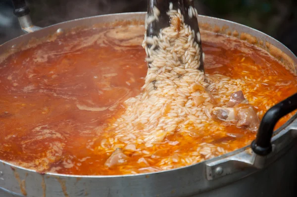 Riso con carne di capra sepolta che cucina in pentola - cibo islamico — Foto Stock