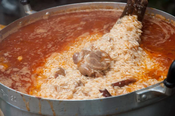 Ryż z pochowany mięso kozie, gotowanie w puli - Islamskiej spożywczego — Zdjęcie stockowe