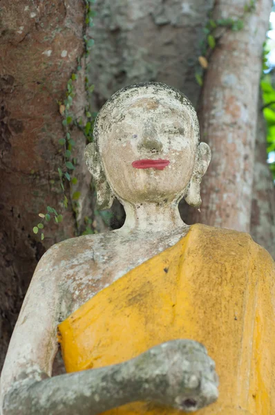 Övergivna trasiga buddhism staty — Stockfoto