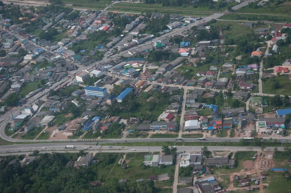 Дорога и город на юге Таиланда — стоковое фото