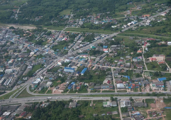 Дорога и город на юге Таиланда — стоковое фото