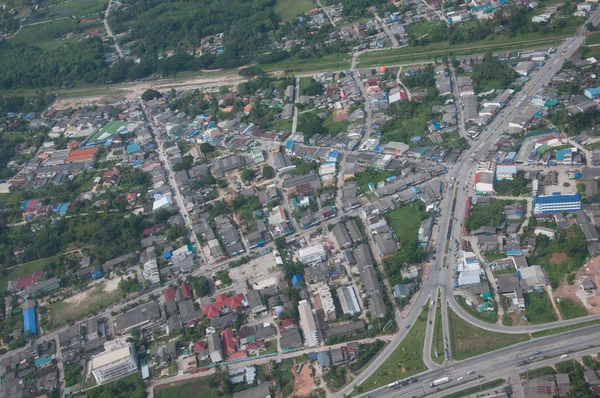 Carretera y ciudad en el sur de Tailandia —  Fotos de Stock