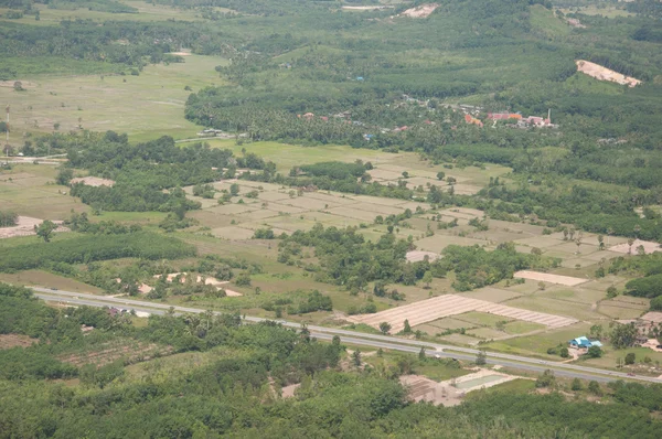 Paisagem estrada e cidade — Fotografia de Stock