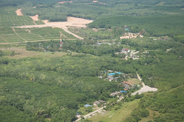 Manzara yolu ve şehir — Stok fotoğraf