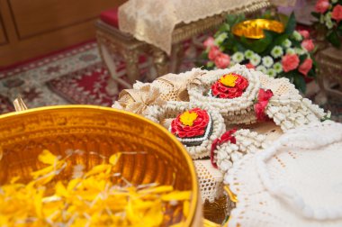 Tay düğün töreninde bakmak çelenk