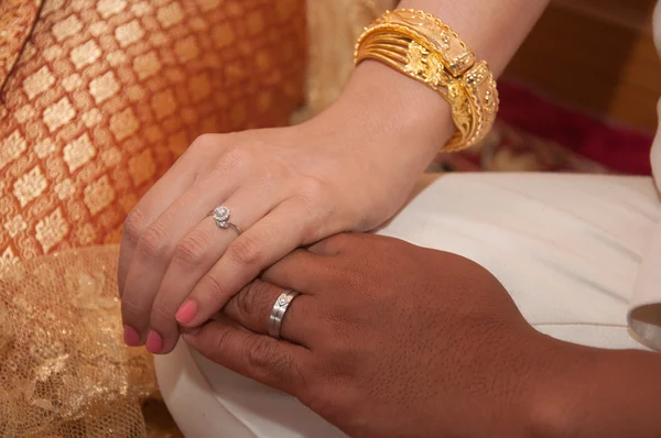 Anéis de casamento e mão asiática segurando na cerimônia de casamento tailandês — Fotografia de Stock