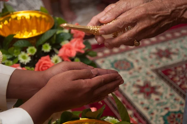 タイの結婚式 - 聖なる水のために祈って花婿 — ストック写真