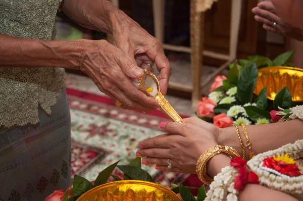 Thaise huwelijksceremonie - bruid bidden voor wijwater — Stockfoto