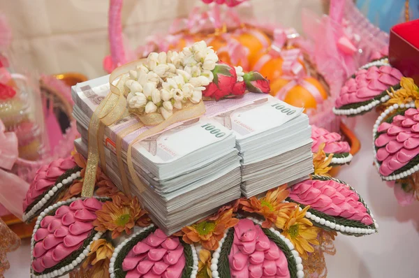 Τιμή νυφών χρήματα σε Ταϊλάνδης γαμήλια τελετή Royalty Free Φωτογραφίες Αρχείου