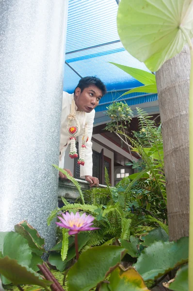 Asian thai brudgummen väntar på att se bruden i bröllop ceremon — Stockfoto