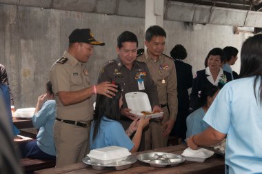 yala, Tayland - Ağustos 10: tanımlanamayan polis erkek verir gıda t