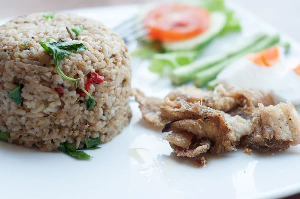 Arroz frito picante com peixe frito com ovo salgado — Fotografia de Stock