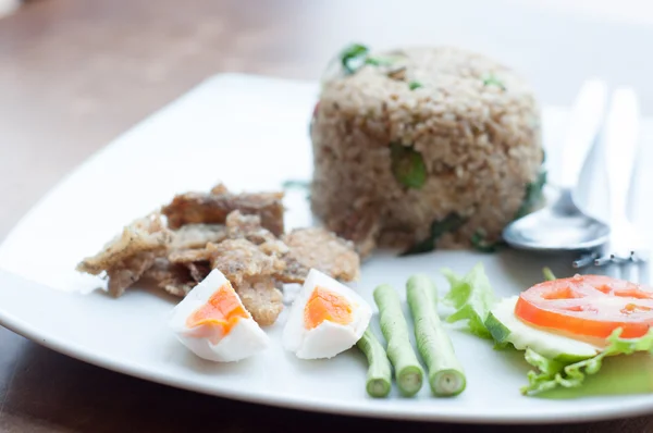 Pikant gebakken rijst met gebakken vis met gezouten ei — Stockfoto