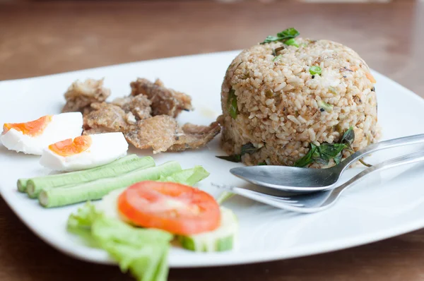 Arroz frito picante con pescado frito con huevo salado — Foto de Stock