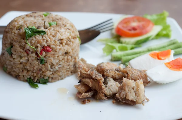 Arroz frito picante com peixe frito com ovo salgado — Fotografia de Stock