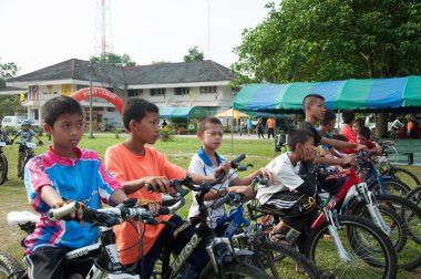yala, Tayland - 1 Nisan: tanımlanamayan krongpinang çocuklar bekleyin
