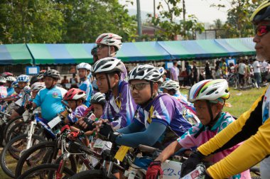 yala, Tayland - 1 Nisan: tanımlanamayan dağ bisikletçileri Wyatt'a vardır