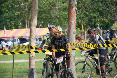 yala, Tayland - 1 Nisan: kimliği belirsiz rides dağ bisikleti f