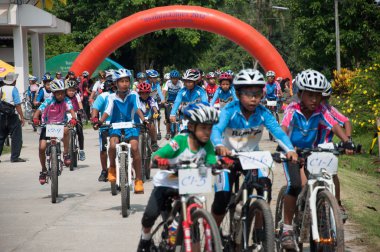 yala, Tayland - 1 Nisan: kimliği belirsiz erkek binmek dağ bisikleti f