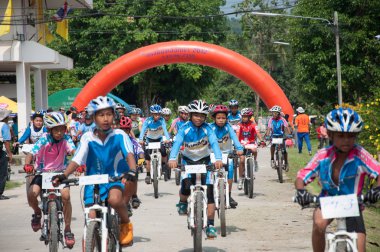 yala, Tayland - 1 Nisan: kimliği belirsiz erkek binmek dağ bisikleti f