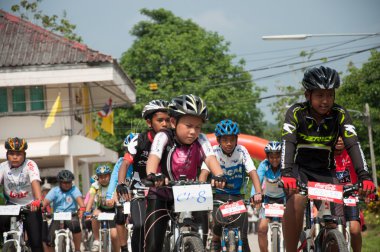 yala, Tayland - 1 Nisan: kimliği belirsiz erkek binmek dağ bisikleti f