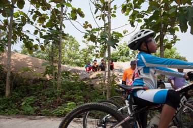 yala, Tayland - 1 Nisan: kimliği belirsiz erkek görmek için beklemek içinde yarış