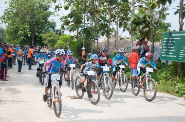 yala, Tayland - 1 Nisan: kimliği belirsiz erkek binmek dağ bisikleti f