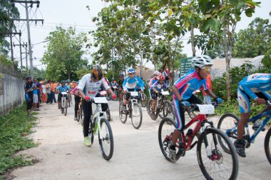 yala, Tayland - 1 Nisan: kimliği belirsiz erkek binmek dağ bisikleti f
