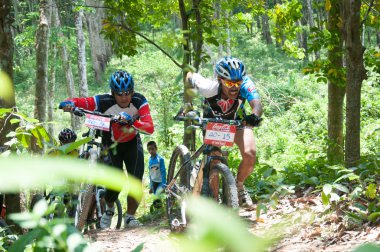 yala, Tayland - 1 Nisan: kimliği belirsiz dağ b ile yürüyor