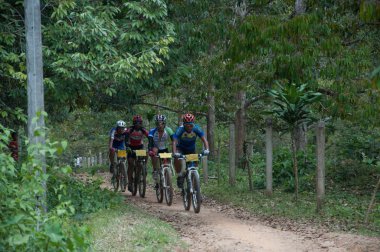 yala, Tayland - 1 Nisan: kimliği belirsiz rides dağ bisikleti f