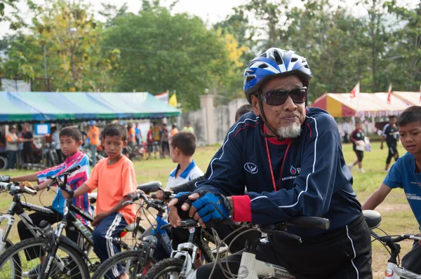 Yala, thailand - 1 april: oidentifierade senior mountain biker man — Stockfoto