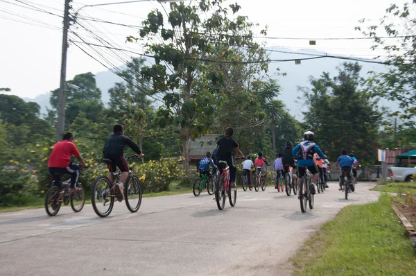 Yala, thailand - 1 april: oidentifierade pojkar med mountainbikes — Stockfoto